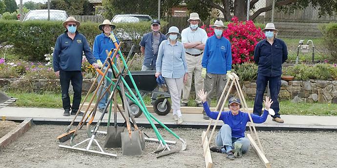 A topping out party was held with a novel game of adult pick up sticks